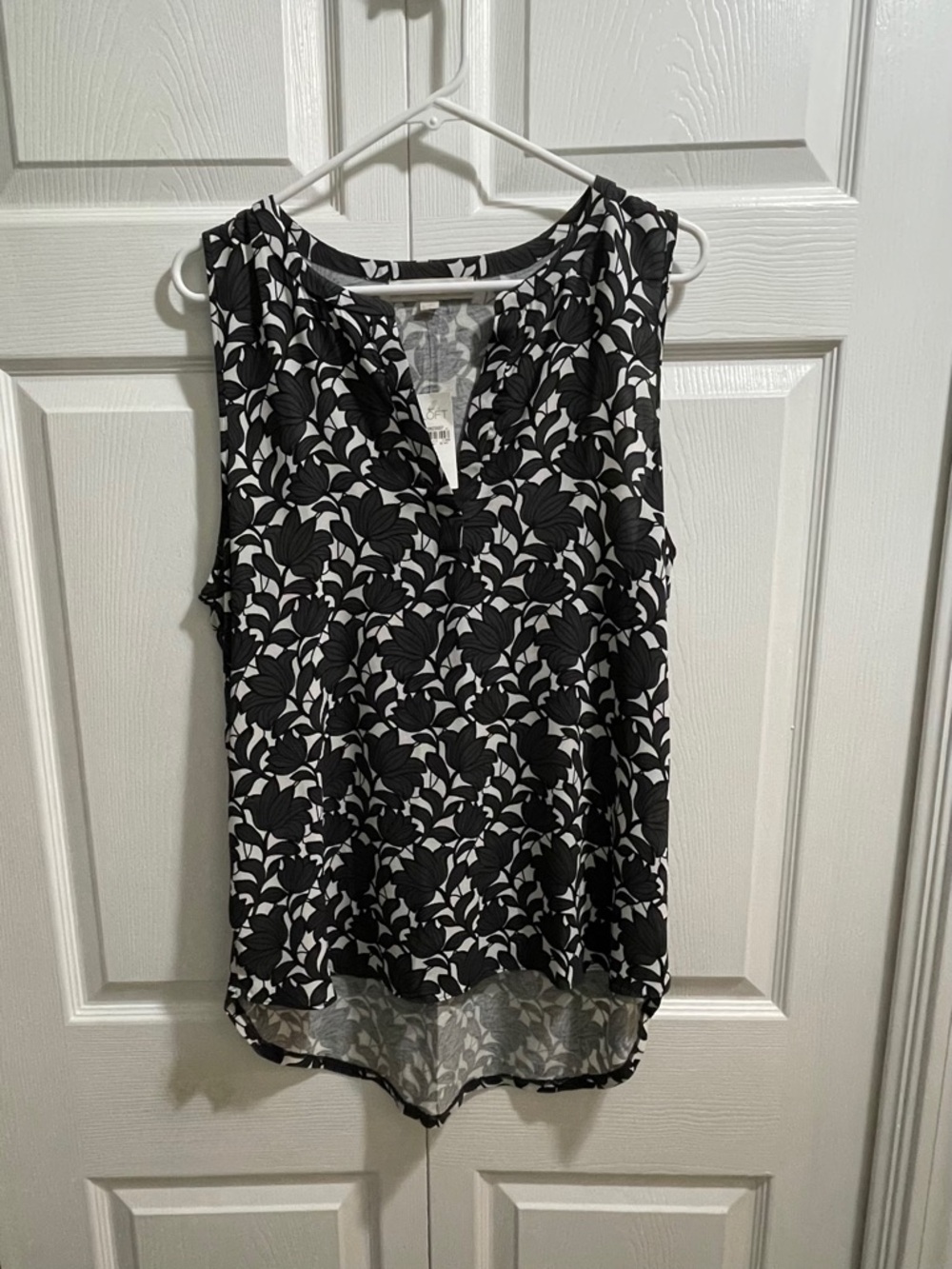 LOFT Black & White Floral Sleeveless Notch-Neck Camisole
